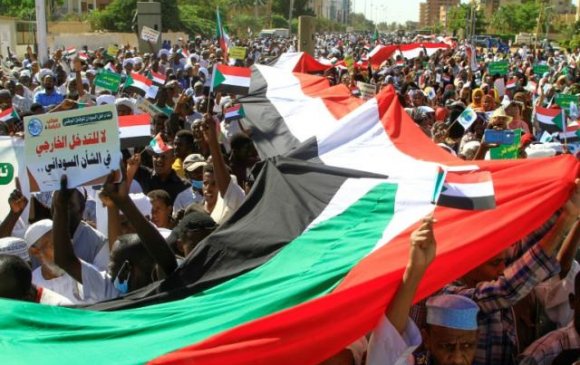 Суданд энхийг сахиулагчдыг эсэргүүцэн жагсав