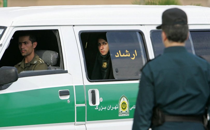 Иран "ёс журмын" цагдаагийн албыг тараав