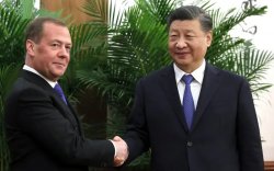 Медведев Хятадад гэнэтийн айлчлал хийлээ