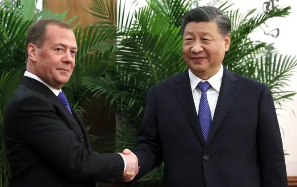 Медведев Хятадад гэнэтийн айлчлал хийлээ