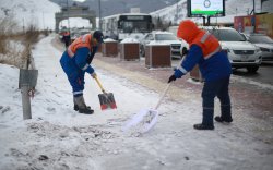 Зам талбай цэвэрлэж, халтиргаа гулгаанаас сэргийлж байна