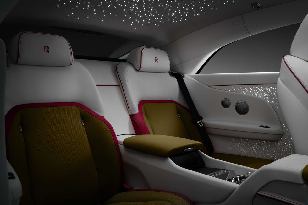 11-spectre-unveiled-the-first-fully-electric-rolls-royce-rear-cabin-dark-1666076775