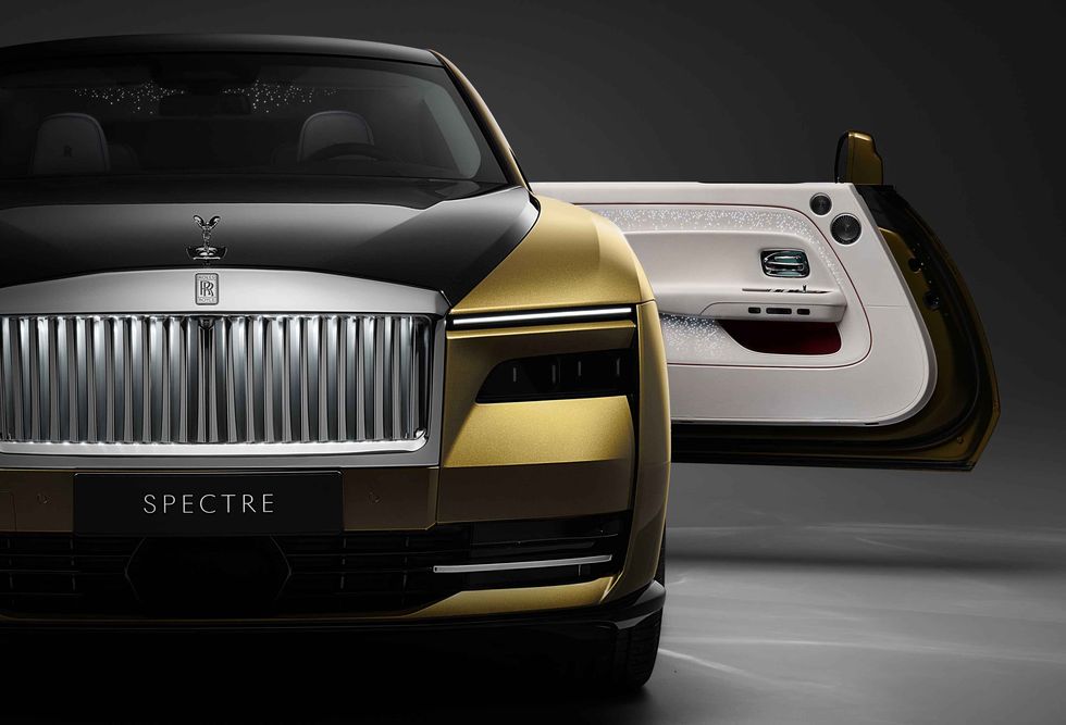 15-spectre-unveiled-the-first-fully-electric-rolls-royce-coach-door-open-1666076863