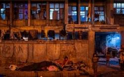 ФОТО: Шинэ Делийн хүйтэнд зутарсан орон гэргүй энэтхэгчүүд