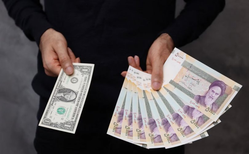 Ираны мөнгөн тэмдэгт үнэгүйдэж, хагас сая риал 1 доллартай тэнцэв