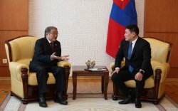 Ерөнхий сайд Монгол Улсын анхны Ерөнхийлөгч П.Очирбатад хүндэтгэл үзүүллээ