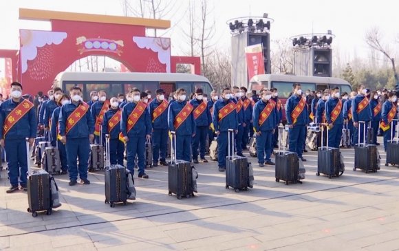 Хятад ажилчид Монголд иржээ