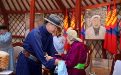 Монгол Улсын Ерөнхийлөгч, УИХ-ын дарга, Ерөнхий сайд нар азай буурлуудтай золгов
