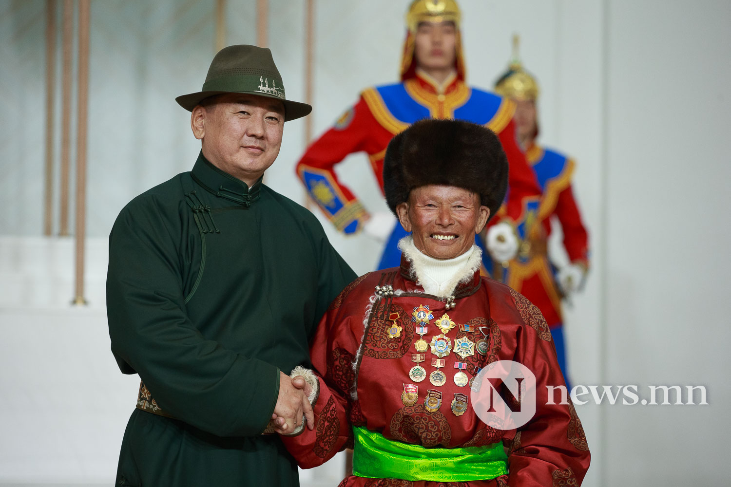 Усан туулай жилийн сар шинийн баярыг тохиолдуулан Монгол Улсын Ерөнхийлөгч У.Хүрэлсүх төрийн дээд цол, одон, медаль гардууллаа (3)