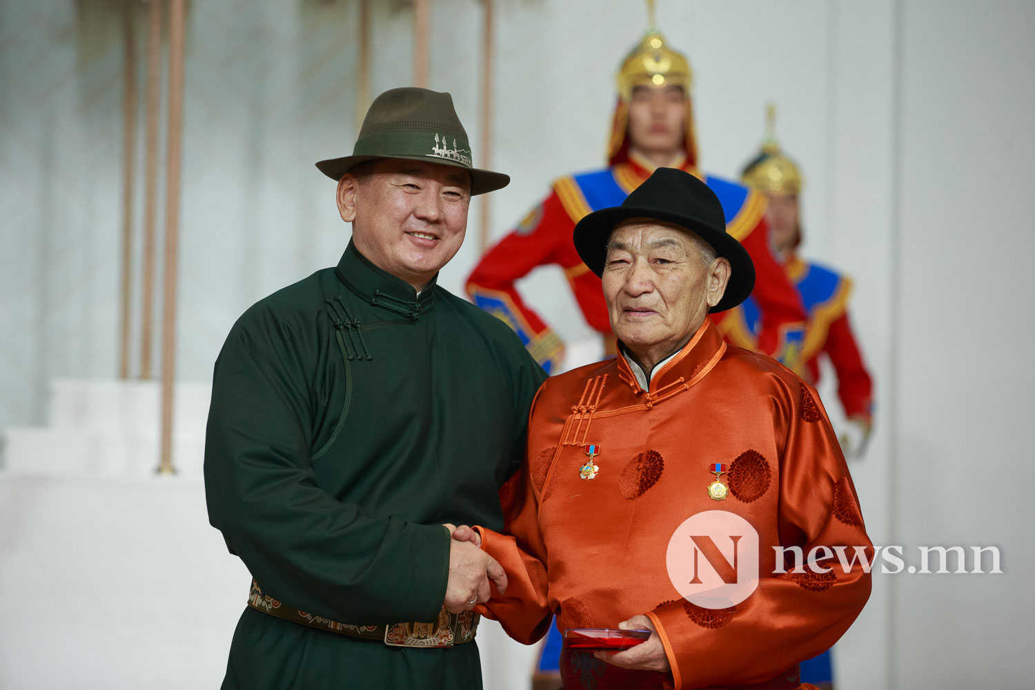 Усан туулай жилийн сар шинийн баярыг тохиолдуулан Монгол Улсын Ерөнхийлөгч У.Хүрэлсүх төрийн дээд цол, одон, медаль гардууллаа (4)