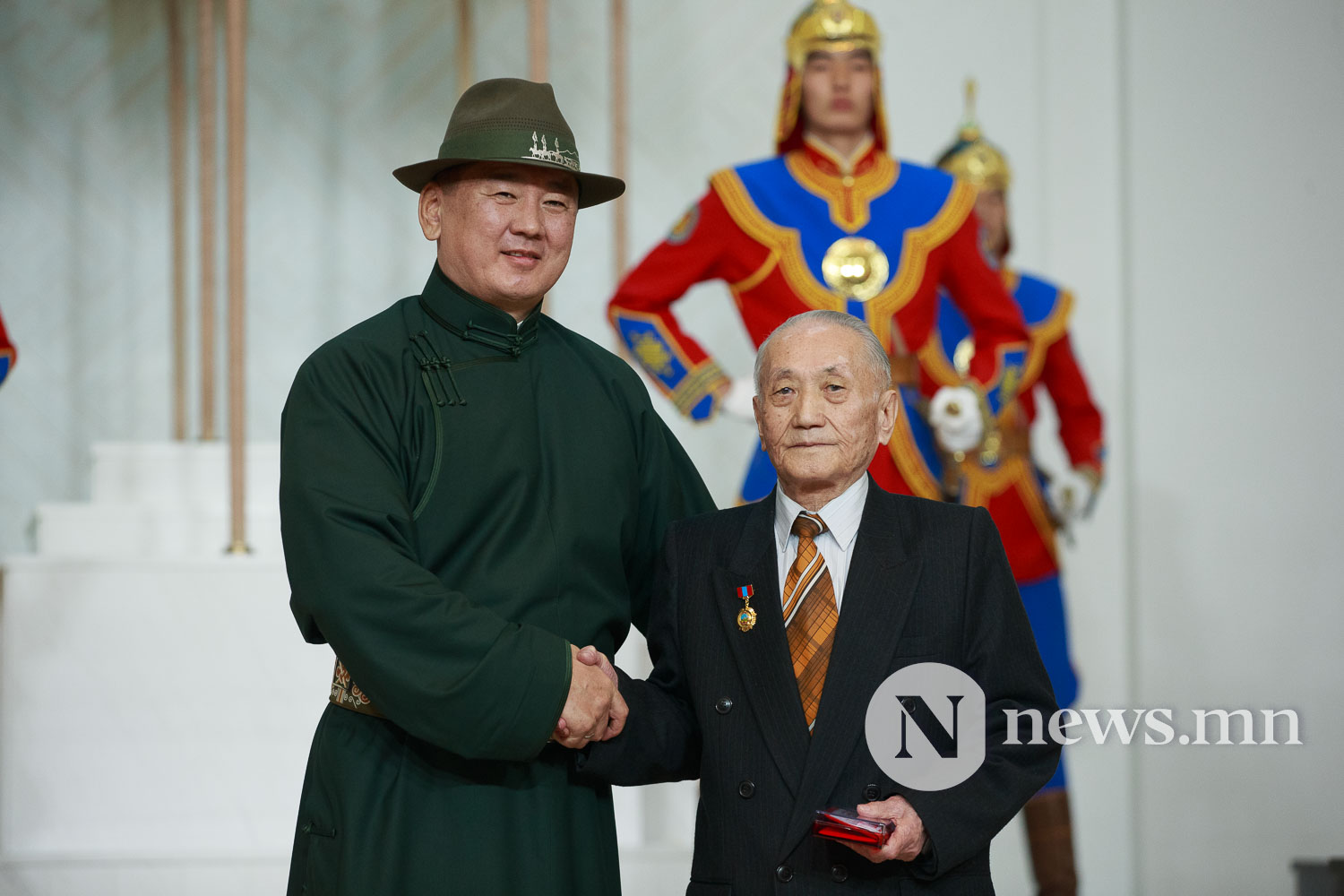 Усан туулай жилийн сар шинийн баярыг тохиолдуулан Монгол Улсын Ерөнхийлөгч У.Хүрэлсүх төрийн дээд цол, одон, медаль гардууллаа (6)