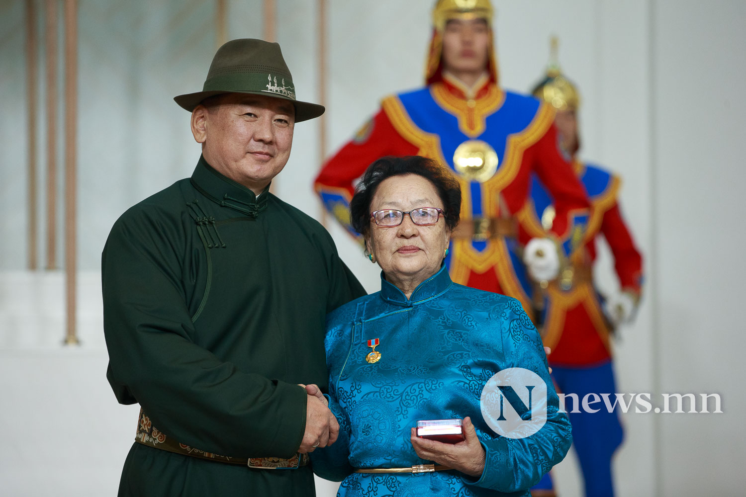 Усан туулай жилийн сар шинийн баярыг тохиолдуулан Монгол Улсын Ерөнхийлөгч У.Хүрэлсүх төрийн дээд цол, одон, медаль гардууллаа (7)