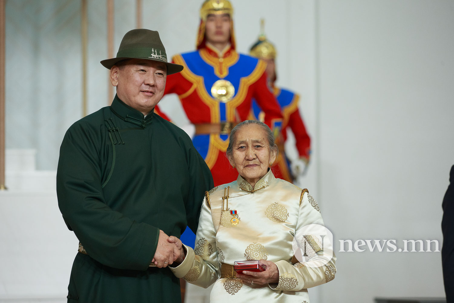 Усан туулай жилийн сар шинийн баярыг тохиолдуулан Монгол Улсын Ерөнхийлөгч У.Хүрэлсүх төрийн дээд цол, одон, медаль гардууллаа (8)
