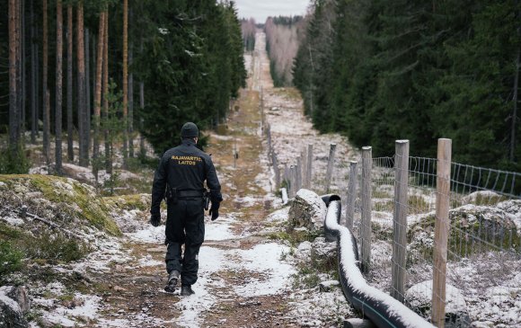 Финланд, Оросын хил дагуу хашаа барьж эхэллээ