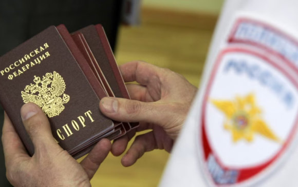 Орос төрийн албан хаагчдын гадаад паспортыг хураан авчээ