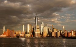Тэнгэр баганадсан барилгуудаасаа болж Нью-Йорк живж байна