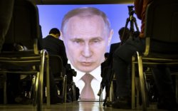 Путин КГБ-д "цүнх баригч" байсан гэв