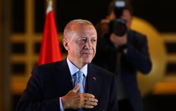 Эрдоган тангараг өргөж, Анкара үерт автав