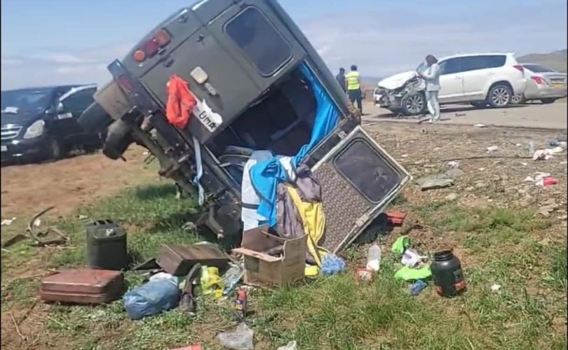 Жуулчид явсан пургон осолдож 2 хүн хүнд гэмтжээ