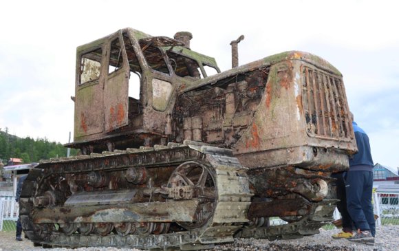 Хөвсгөл нуурын гүнд 55 жил болсон тракторыг гаргажээ