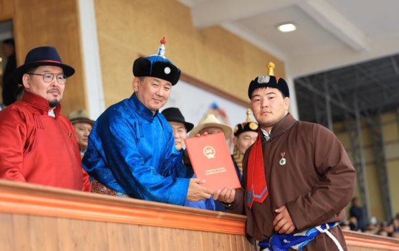Монгол Улсын начин, харцага цолны болзол хангасан бөхчүүдэд цол олголоо