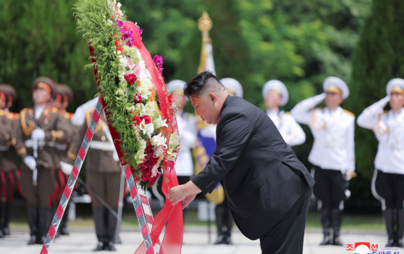 Ким Жон Ун хятад цэргүүдийн дурсгалыг хүндэтгэн цэцэг өргөжээ