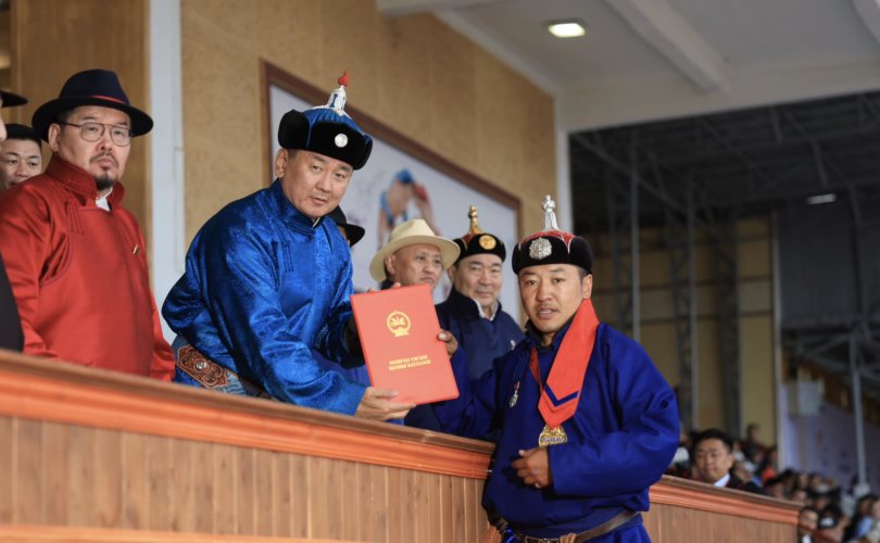 Монгол Улсын Ерөнхийлөгчийн зарлигаар үндэсний сурын харваачдад улсын цол олгов