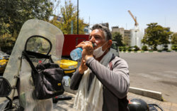 Иранчууд хэт халууны үеэр 2 хоног бүх нийтээр амарчээ