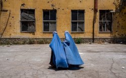 Тэтгэлэгт хамрагдсан 100 афган эмэгтэйг саатуулжээ