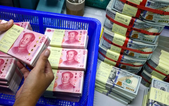 Хятадын банкууд доллараар юань худалдаж аваад завгүй байна