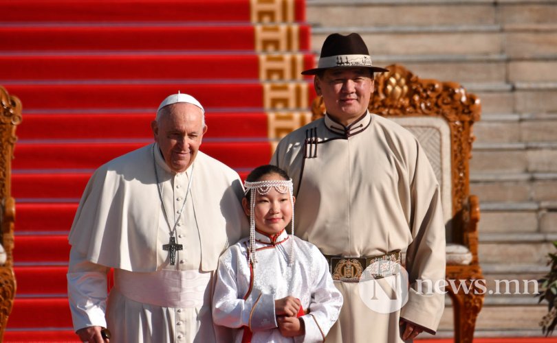 Ерөнхийлөгч У.Хүрэлсүх Ромын Пап Францисыг албан ёсоор угтан авлаа