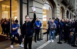 Америкчууд "iPhone 15" авах гэж 10 хоног хүлээж байна
