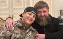 Кадыровын хүү аавынхаа бие хамгаалагч болжээ