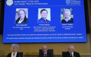 Нобелийн физикийн шагналыг 3 эрдэмтэн хүртлээ