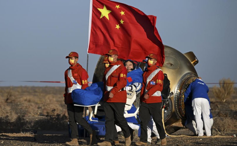 Хятадын сансрын нисгэгчид эх дэлхийдээ эргэн иржээ