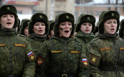Орос эмэгтэйчүүдийг цэрэгт татаж эхэлжээ