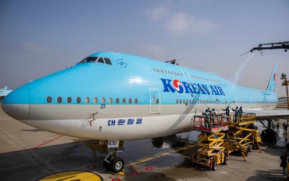 "Korean Air"-ийн нислэгийн үеэр онгоцны хаалгыг нээхийг завджээ