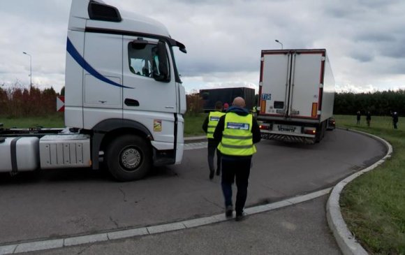 Польшийн тээвэрчид Украины хилийн боомтыг хаажээ