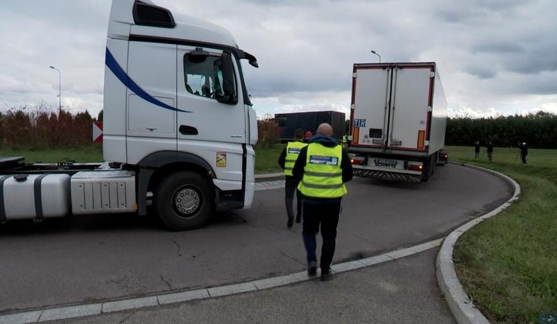 Польшийн тээвэрчид Украины хилийн боомтыг хаажээ