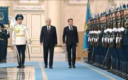Казахстан: Путины дургүйцсэн харцан дор Макроныг хүлээж авлаа