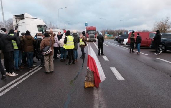 Польш-Украины хилд түгжрэлд зогссон 3 жолооч нас баржээ