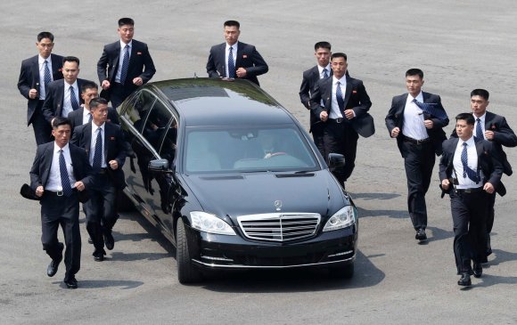 Хойд Солонгост яаж хүрсэн нь тодорхойгүй машинуудыг Ким Жон Ун унадаг