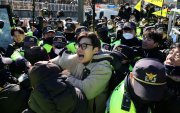 Нохойн мах идэхийг хориглох хуулийг эсэргүүцэн жагсав