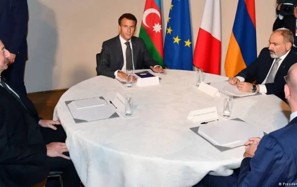 Азербайжан Францын хоёр дипломатчийг хөөв