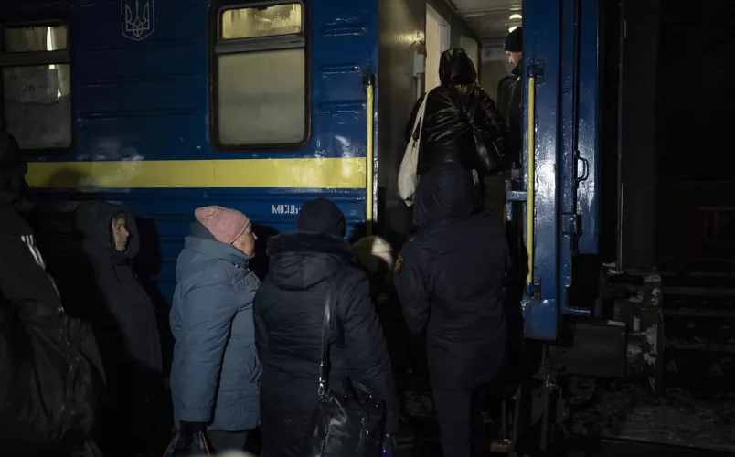 Украинчууд саарал бүсээр дамжин дүрвэж байна