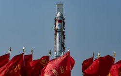 Хятад: Пуужингийн эрдэмтнээ улс төрөөс хөөв