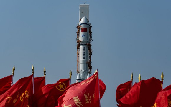 Хятад: Пуужингийн эрдэмтнээ улс төрөөс хөөв