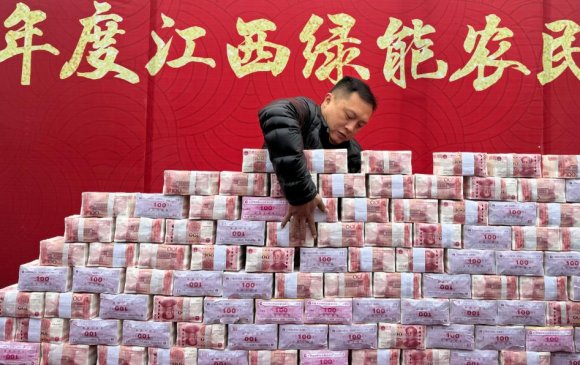 Хятад фермер 11 сая юанийн бонус гэрээт ажилтнууддаа тараав
