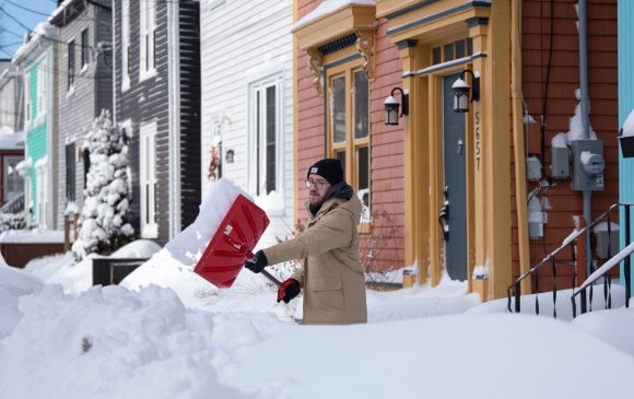 АНУ, Канадын хотуудад болсон хүчтэй цасан шуурганы улмаас нэг хүн амь үрэгджээ