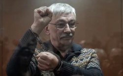 Оросын хүний эрхийн төлөө тэмцэгч Олег Орловд хорих ял оноов